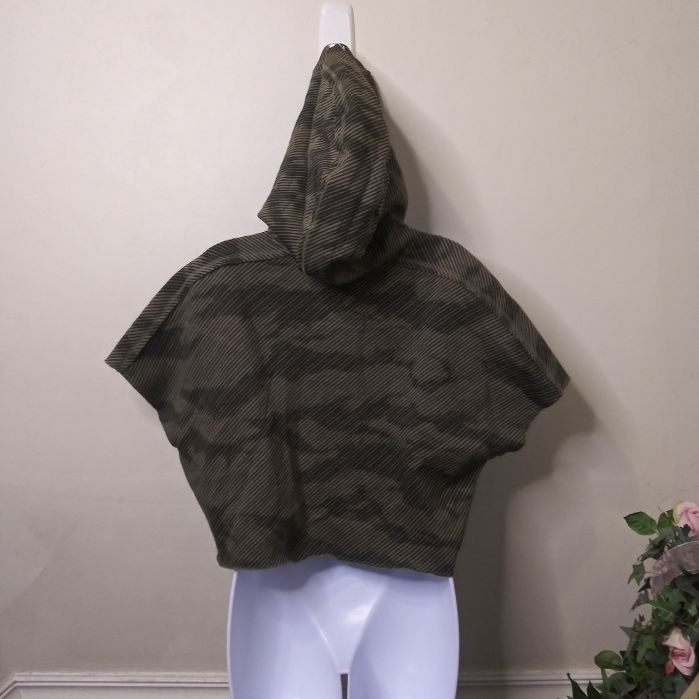 Under Armour Project Rock Olive Green Fatigue-Like Print Cropped Hoodie - Picture 5 of 11